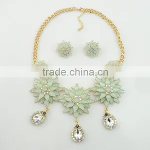 Fashion Jewelry Sets Gold Plated Resin Flower Design Necklace and Earring Diamond Jewelry Set thumbnail-2
