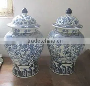 Chinese Porcelain Vase thumbnail-1