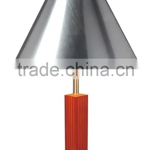 China Factory Decoration Hotel Plastic Desk Light Withred Wooden Holder and Steel in Chrome Base Desk Lighting thumbnail-1