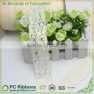 5/8" Lace With Pearl Center Trim White thumbnail-1