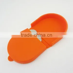 The Horseshoe Shaped Silicone Coin Bag thumbnail-1