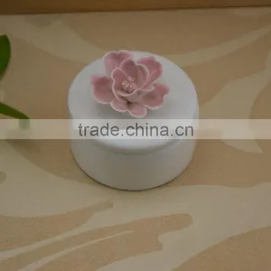 Wholesale White Porcelain Trinket Box With Flower Shape Design thumbnail-2