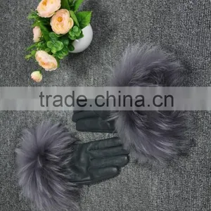 Wholesale Women Wearing Lamb Fur Leather Gloves With Fur Trim thumbnail-3