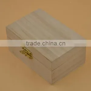 Packaging Boxes With Lid and Golden Lock thumbnail-1