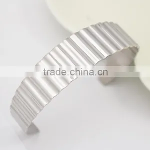 Mirror Polish Personality Lover Bracelets Jewellery Accesories 304L/316L Stainless Steel for Women Men Etched Stripe Bangles thumbnail-5