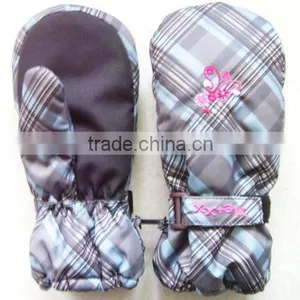 Hot Sell Kid's Winter Ski Mitten and Gloves With Windproof thumbnail-1