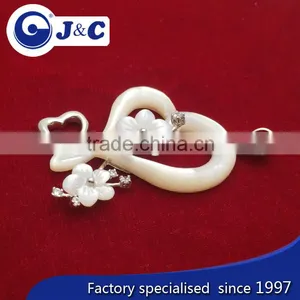 High Quality Fashion White Mother of Shell Engraved Pendant thumbnail-3