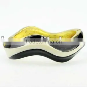 Fashion Wave Shape Bangle thumbnail-1