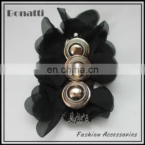 Elegant Ladies' Button Collar Motif thumbnail-1