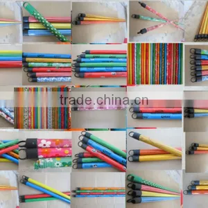 Zhenmao Factory Direct Sale PVC Coated Wooden Broom Stick With Monochrome,Polychrome or Flower Design for Choice thumbnail-1