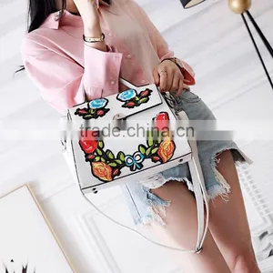 Zm50361b 2017 New Style Fashion Women Handbag Retro Embroidery Flower Lady Single Shoulder Bags thumbnail-4