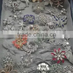China Wholesale Fashion Pearl Rhinestone Brooch For Wedding Invitations thumbnail-2