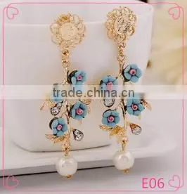 Latest Design Hot Sale Beautiful Flower With Pearl Pendant Earring thumbnail-1