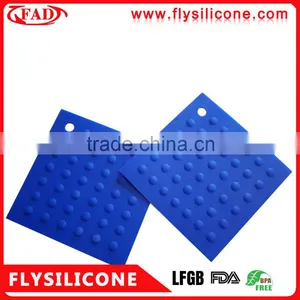 Non-slip Designed Flexible Heat Resistant Silicone Pot Holder With Private Label thumbnail-1