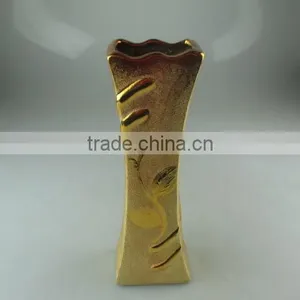 Beautiul Golden Porcelain Type Vase With Flower Design thumbnail-1
