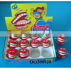 Plastic Wind-up Jumping Tooth thumbnail-1