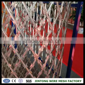 Crossed Welded Concertina Diamond Razor Wire Mesh Fence thumbnail-2