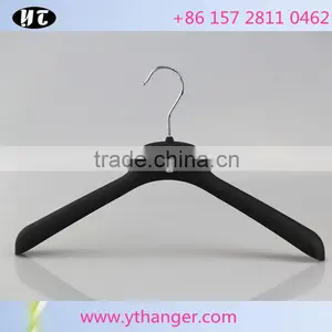 Antislip Surface Good Quality Plastic Rubber Hanger for Men thumbnail-4