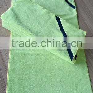 Super Sweat Absorbent Microfiber Gym Towel With Zip Pocket thumbnail-1