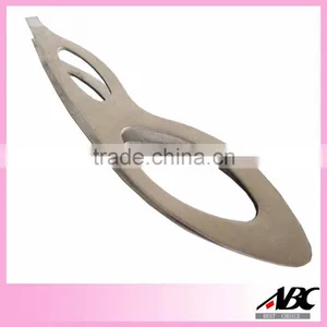 Flower Pattern Slanted Eyebrow Tweezer thumbnail-4