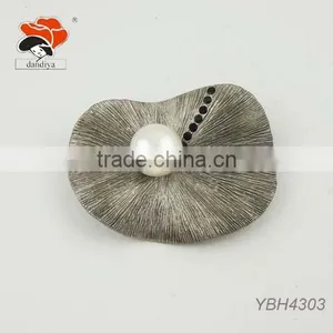 Factory Direct Sale Cheap Plain White Pearl Decorative Alloy Copper Antique Metal Brooch thumbnail-1