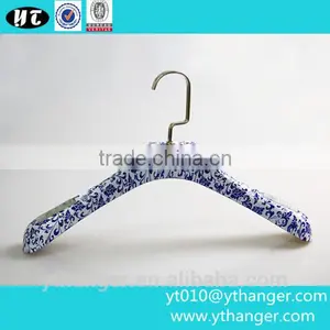 YY0483 Unique Antique Pattern Plastic Coat Hanger for Clothes Supplier's Choice thumbnail-2