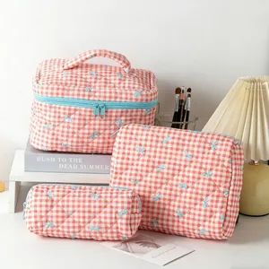 Large Capacity Quilted Floral Cosmetic Bag Set Portable Cotton Makeup Bags Zipper Closure Fashionable Hanging Travel Storage Bag thumbnail-4