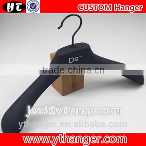 YY0432 Brand Logo Black Rubber Coated Men Suit Hanger Plastic Clothes Hanger thumbnail-2