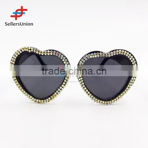 2017 Hottest Sale No.1 Yiwu Export Commission Agent Wholesale Diamante Loving Heart Shaped Sunglasses thumbnail-1