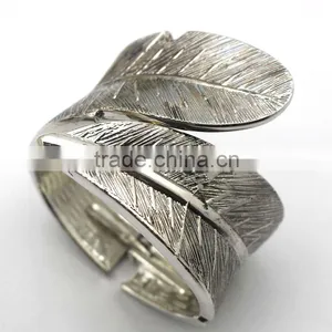 Hottest Wholesale Antique Silver Feather Alloy Cuff Bracelet thumbnail-1