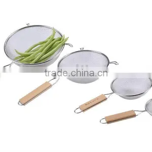 Stainelss Steel Wire Mesh Strainer With Wood Handle thumbnail-1