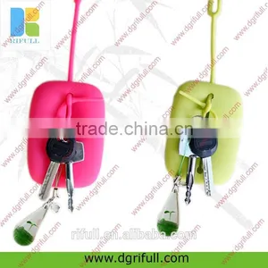 Boy and Girl Kissing Magnetic Couple Key Chain Hot Sell in China thumbnail-1