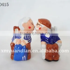 KISS Design Salt and Pepper Shaker With Magnet on Mouth thumbnail-1