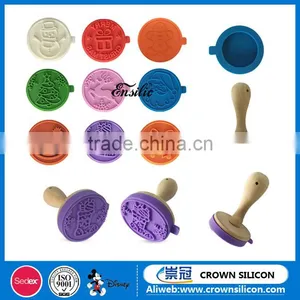 FDA High Quality Christmas Moose Shaped Wood Handle Custom Silicone Cookie Stamp thumbnail-1