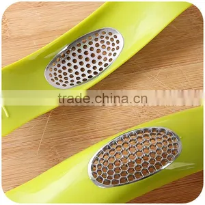 Plastic Garlic Crusher thumbnail-5
