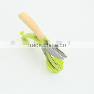 Salad Tongs Green Salad Cutter in Kitchen Use thumbnail-4