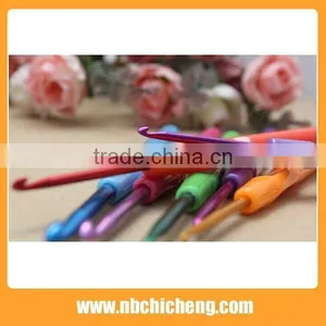High Quality Plastic Handle Aluminum Crochet Hook thumbnail-4