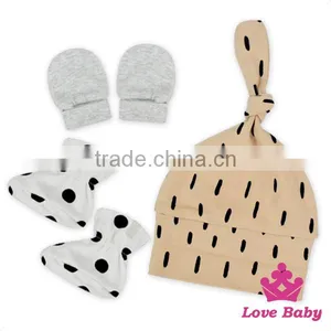 Cute Baby 3pcs Printed Dots Hat Grey Gloves Big Dots Newborn Fabrice Shoes thumbnail-1