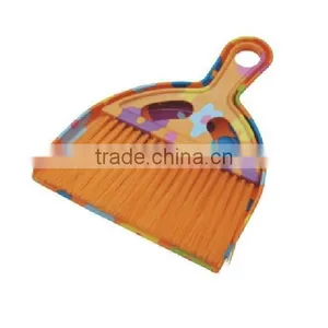 Plastic Folding Broom and Dustpan Set thumbnail-4