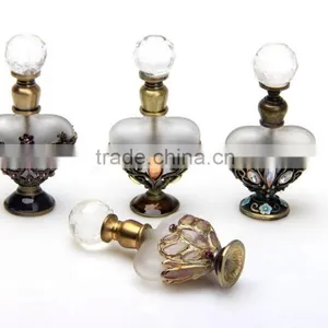 Classic Simple Heart Shaped Glass Perfume Bottle With Gold Cap thumbnail-6