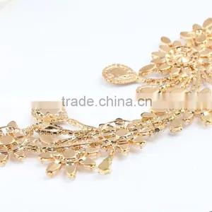 Wholesale New Style Gracious and Elegant Plastic Pearl Rhinestone Lace for Overall Decoration thumbnail-3