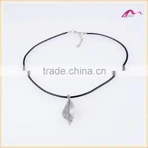 Simple Fashion Charm Leaf Shaped Pendant Leather Rope Necklace Quality Choice thumbnail-1