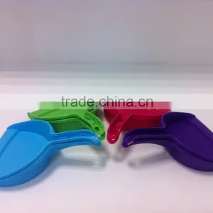 Durable Plastic Dustpan thumbnail-1