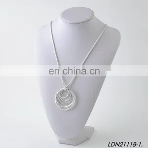 Worn Gold Hammered Loopy Circles Pendant Necklaces thumbnail-3