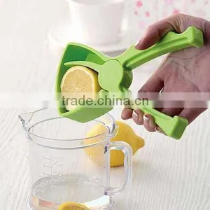 CY143 Lemon Juicer Clip Fruit Juice Maker Lemon/Orange Sprayer Manual Lazy Orange Reamer thumbnail-1