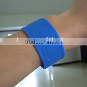 Debossed Silicone Rubber Bracelet With Metal thumbnail-1