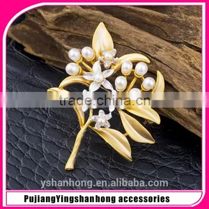 Gold-plated Natural Pearl Brooch Shawl Buckle Leaves thumbnail-1