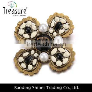 2015 Latest New Design Best Price Brooch Four Petals White Plastic Beads Cooper Brooch Wholesale thumbnail-2