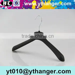 YY0538 Black Antislip Rubber Coated Plastic Hanger Rubber Coat Hanger With Metal Hook thumbnail-2