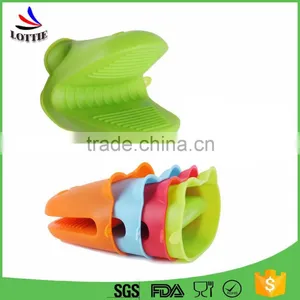 Factory Direct Hot Selling Food Grade Heat Insulation Eco-friendly Non-stick Kitchenware Silicone Oven Mitt. thumbnail-1